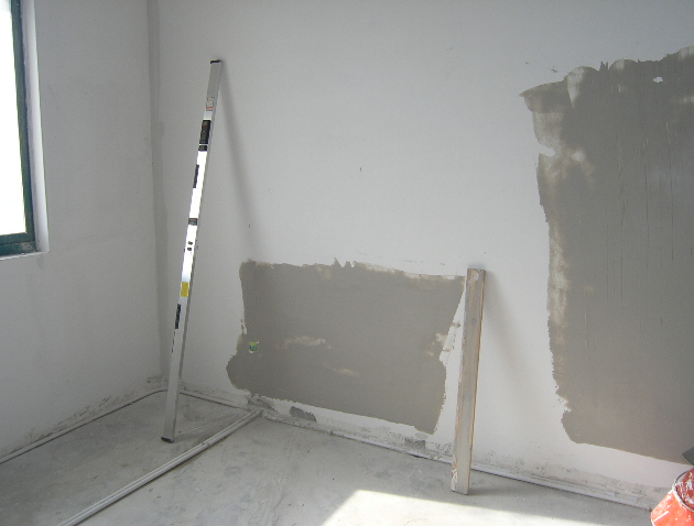 怎樣在老墻面上涂刷乳膠漆？處理不當(dāng)會(huì)有什么樣的表現(xiàn)？如何處理