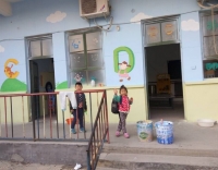 親近環(huán)保，為愛上色---友情漆為銀定莊幼兒園刷新墻面